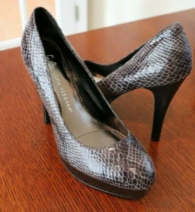 Sofia Vergara Isabel Gray Snake Print Platform Stiletto Pumps Size 7.5 - Picture 1 of 5