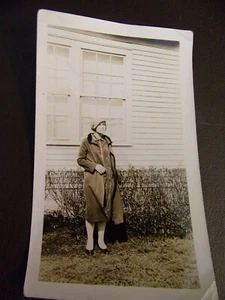 Vintage Foto einer jungen Frau von Haus Schwarzweiß - Bild 1 von 3