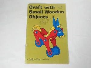Artesanías vintage con pequeños objetos de madera un paquete de divertido folleto carrete arte - Imagen 1 de 7