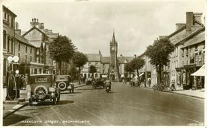 REAL PHOTO POSTCARD OF MAENGWYN STREET, MACHYNLLETH, MONTGOMERYSHIRE, WALES - Picture 1 of 2