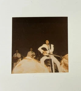 FOTO CANDIDA RARA DE ELVIS PRESLEY en el escenario de Las Vegas 1969 - Imagen 1 de 2