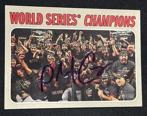 Tarjeta autografiada por el equipo Alex Cora World Series Champs 2019 Topps Heritage firmada - Imagen 1 de 1