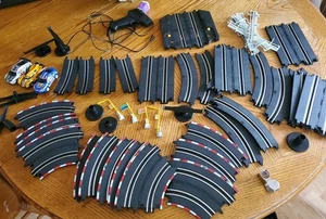  Konvolut Slotcar Gleisstücke, Kurven gerade & 3 Autos Maßstab 1:43  - Bild 1 von 16