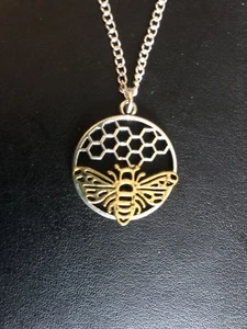 π COLLANA APE PENDENTE nido d'ape tono oro e argento in sacchetto regalo - Foto 1 di 3