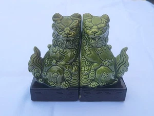 VINTAGE PAIR CERAMIC FOO DOG BOOK ENDS OLIVE GREEN WITH BLACK HUI PATTERN BASE - Picture 1 of 9