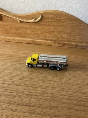 Camión cisterna Greenlight International WorkStar 2018 amarillo y plateado escala 1:64 Foto 1 de 3