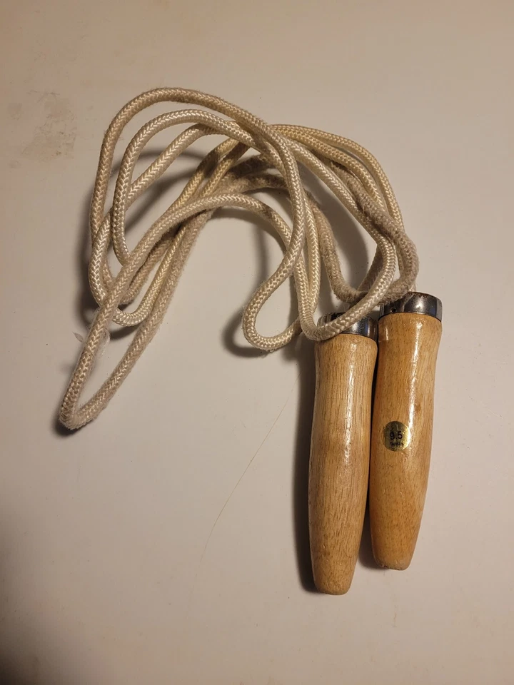 Cuerda de salto de nailon con mango de madera Champion Sports, 9,5 pies de largo. 1/4" de ancho. Foto 1 de 1