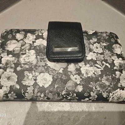 Cartera Kenneth Cole Reaction para mujer negra y floral  Foto 1 de 4