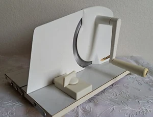 klappbare Brotschneidemaschine, manuell mit Handkurbel von SCHULTE - Bild 1 von 8