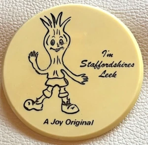VINTAGE I’M A STAFFORDSHIRE LEEK RARE LARGE PLASTIC BUTTON PIN BADGE - Picture 1 of 3