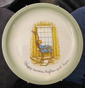 1973 Holly Hobbie "Happy Memories Brighten Quiet Hours" 9" Sammelteller - Bild 1 von 2