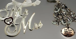 Decorazione natalizia Harvey Lewis ~ metallo MR. & MRS. 2019 più Let love light season - Foto 1 di 5