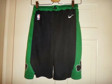 Youth Nike Boston Celtics NBA Black Statement Edition Swingman Shorts L (14/16) Cover