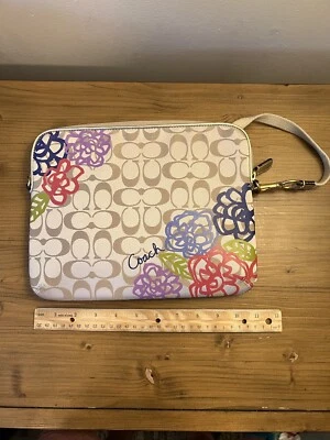  蔻驰 Daisy 贴花 iPad / 平板电脑斜挎包 # F63818 — 第 1/4 张图片