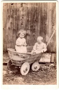 Kinder & Trolley. Kinderwagen.Spiel. Spielzeug. Kartenschrank. Fotoalbum im Freien. - Bild 1 von 2