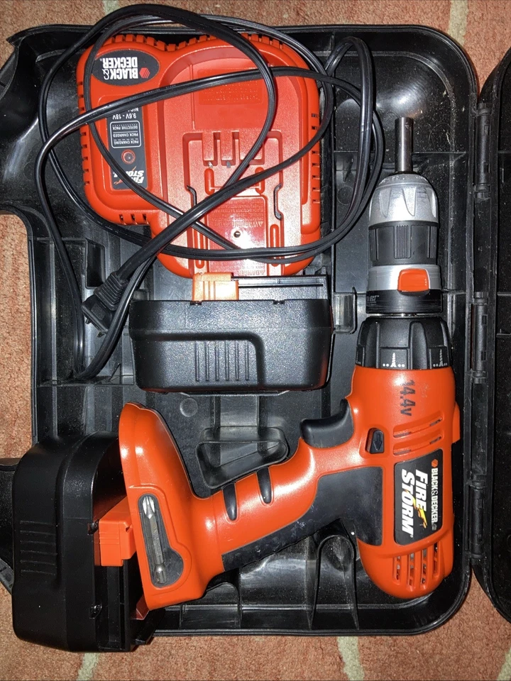 Portabrocas/atornillador rápido Black &Decker Firestorm 14,4 V con batería y cargador Foto 1 de 1