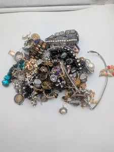 Over 2lbs Of Broken Rhinestone & Crystal Jewelry For Crafting Reuse Or Repair - Picture 1 of 16