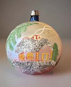 Vintage 50er mundgeblasene Glas Weihnachtskugel Ornament handbemalt Winter Blockhaus POLEN - Bild 1 von 6