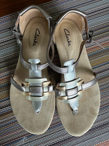 Sandali Clarks 7 oro argento pelle cinturino a T tanga Euc carriera casual comodi