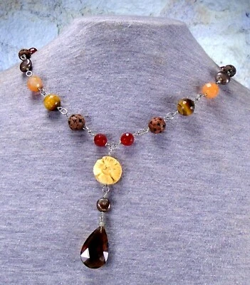 Collar en forma de "Y" tono plata con perlas de piedra de vidrio y cuentas de madera flor de hueso  Foto 1 de 4