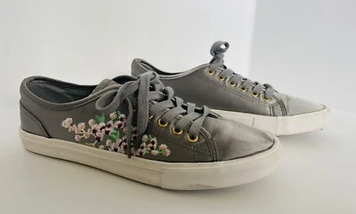 Tênis feminino prata BONGO tamanho 10 cetim com bordado floral anos 2000 - Imagem 1 de 4