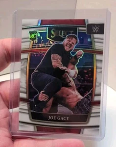 Tarjeta de novato Joe Gacy 2022 Select WWE White Prizm Holo #23/99 NXT Wyatt Sicks - Imagen 1 de 3