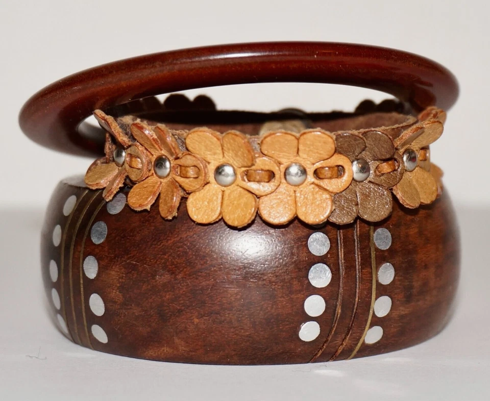 Lote de tres pulseras vintage de madera y cuero Foto 1 de 4