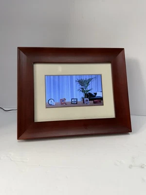 Phillips Home Essentials Digital Photo Frame 7" LCD Panel Wood Frame SPF3470/G7 - Image 1 of 4