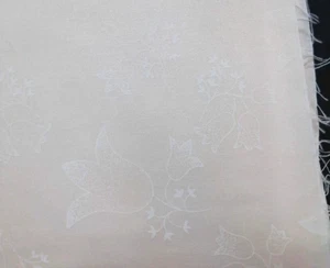 Tela de algodón con diseño floral de lirio blanco de 2 yardas - Imagen 1 de 2
