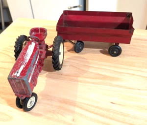 Tractor cosechadora internacional ERTL Metal Farm de colección con remolque agrícola - Imagen 1 de 13