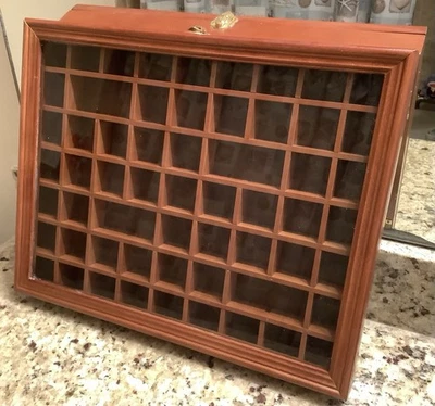 De colección Madera Maciza Knick Knack Miniaturas Estante de Exhibición 59 Compartimentos Caja Vidrio Foto 1 de 4