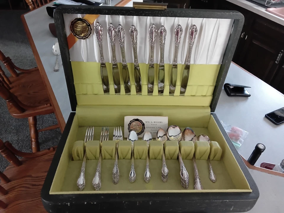 Vintage 1881 Rogers Oneida  silverware Flatware 51 Pieces,in original  box ,Nice - Image 1 of 4