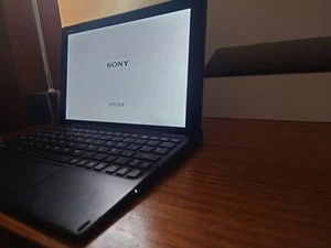 SONY Xperia Z4 Tablet Telstra 4G + BKB50 (Cracked Screen) Incl Boxes - Picture 1 of 11