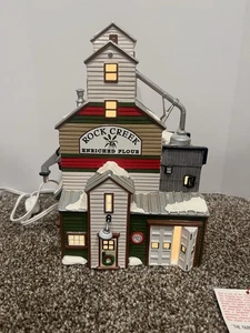 Granero cooperativo Dept 56 Snow Village Farmer’s #54946 1998 con caja - Imagen 1 de 7