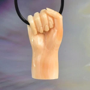 Pugno Rialzato Mano Gesto Mano Amuleto Intagliato Conchiglia Albicocca Focale Perlina 3,18g - Foto 1 di 14