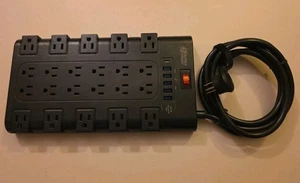 Tira de alimentación, protector contra sobretensiones SUPERDANNY con 22 tomas de CA y 6 puertos de carga USB - Imagen 1 de 3