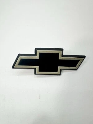 EMBLEMA PARRILLA CHEVROLET CAVALIER CIRCA '92 22548305 Foto 1 de 4