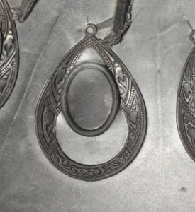 Vintage 12" Gummi Spin Casting Form Träne viktorianischer Jugendstil Anhänger Ohrringe - Bild 1 von 12