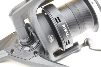 Carretes negros fundidos largos Penn Rival | tamaños 6000, 7000, 8000 Foto 1 de 4