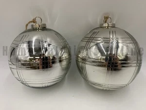 Pottery Barn Stewart karierte Ornamente S/2 Antik Silber groß 6" Durchmesser #U319 - Bild 1 von 2