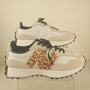 New Balance 327 Mujer 9.5 Beige Blanco Leopardo WS327SD Zapatos Atléticos Nuevos LEER - Imagen 1 de 10
