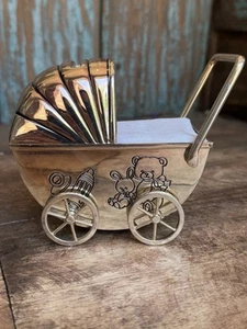 Vintage Metall Kinderwagen Kinderwagen Sparschwein Spardose 4”x4” - Bild 1 von 9