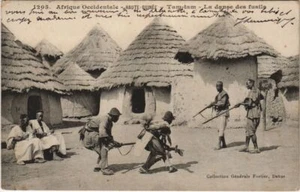 PC FORTIER TAM-TAM DANS DES FUSILS FRENCH GUINEE AFRICA ETHNIC TYPES (a25570) - Picture 1 of 2