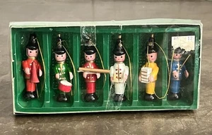 Vintage Made In Taiwan Christmas Wooden Soldier March 6 Pc. Musical Ornament Set - Bild 1 von 3
