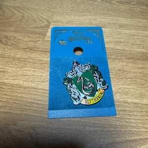 Universal Studios The Wizarding World of Harry Potter Slytherin Crest Pin - Picture 1 of 2
