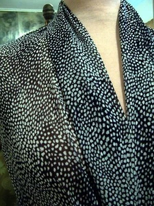 3.3yd WHITE MIDNIGHT NAVY CLASSIC SCATTERED PRINT TRANSLUCENT WASHABLE - Picture 1 of 3