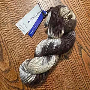 1 madeja de hilo Merino sedoso Malabrigo teñida Bosques 470 crema y ámbar quemado - Imagen 1 de 3