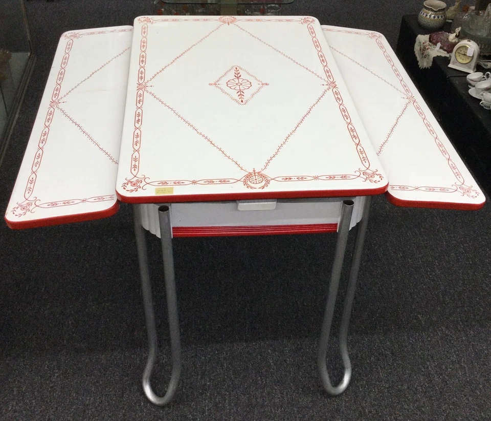 Antiga mesa de cozinha esmaltada vermelha e branca, estrutura de alumínio, expande c2 - Imagem 1 de 4