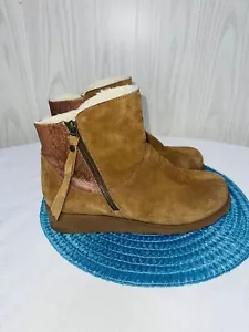 BEARPAW “Megan” Boots Size 10 BROWN - Picture 1 of 8