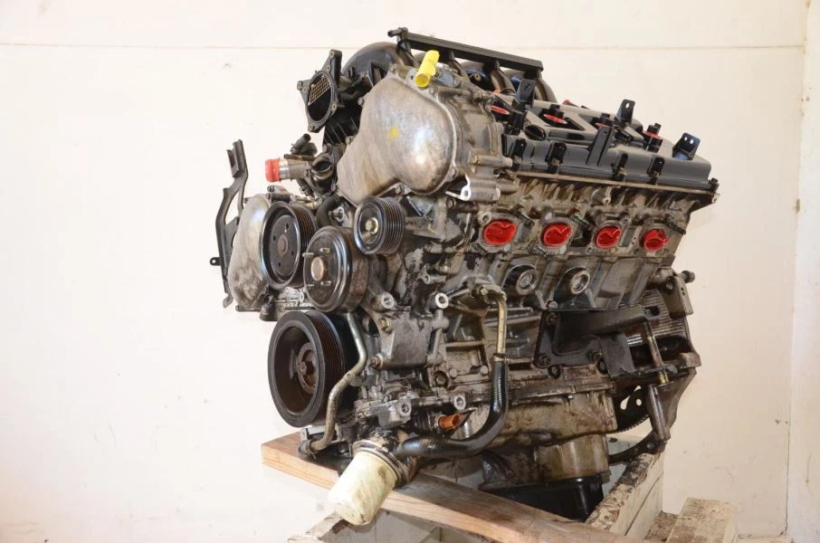 2004 Nissan Titan 5.6L 4x2 Engine Assembly THERMOSTAT HOUSING BROKEN SEE PICTURE - Изображение 1 из 4